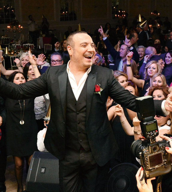 BURSA'DA EĞLENCELİ GECEGece hayatının sevilen isimlerinden Cenk Eren, Bursa'daki yılbaşı konserinde yoğun bir ilgiyle karşılaştı. Bursa Podyum Davet'te sahne alan Eren, büyük ilgi gören gecede 3.5 saat sahnede kaldı.