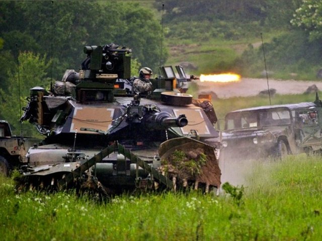 Ülkenin zırhlı filosunda 442 tane 1.500 beygir gücünde ABD yapımı M1A2 Abrams model tank bulunuyor.