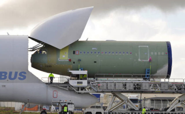 1400 metre küplük alanda 47 metre uzunluğundaki parçalar taşınabiliyor. Menzili 1660 kilometre olan uçak, imalat merkezleri arasında dolaşıyor.