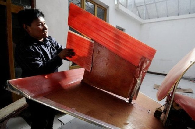 Zhang, okulunu bırakıp ahşap ve plastik malzemelerle motosiklet etrafında bir uçak inşaa etmek istedi.