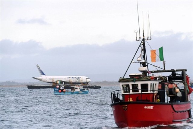 Sahilde toplanan meraklı seyirciler 50 tonluk kargonun tehlikeli yolculuğunu hayretle izlediler.