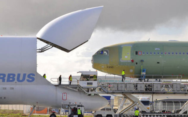 General Electric motorlarına sahip uçak, 56 metre uzunluğunda, 17 metre yüksekliğinde dev bir gövde hacmine sahip.