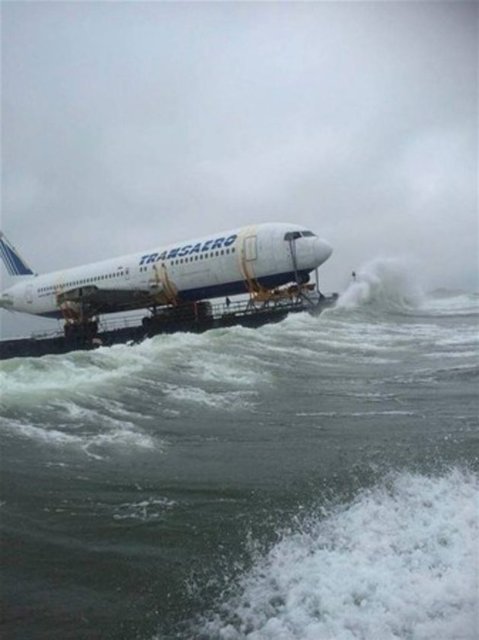 Dev kargoyu mavnaya yükleyebilmek için görevliler 6 saat çaba sarfetti. Uçak İrlanda'nın batısında County Clare'e yol alıyor. 