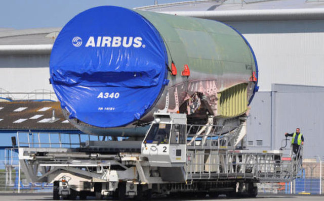 'Beyaz Balina' anlamına gelen Beluga, kuyruk, kanatlar, gövde, iniş takımları gibi büyük parçaları, üretim hatlarından alıp son montaj hattına taşıyor.