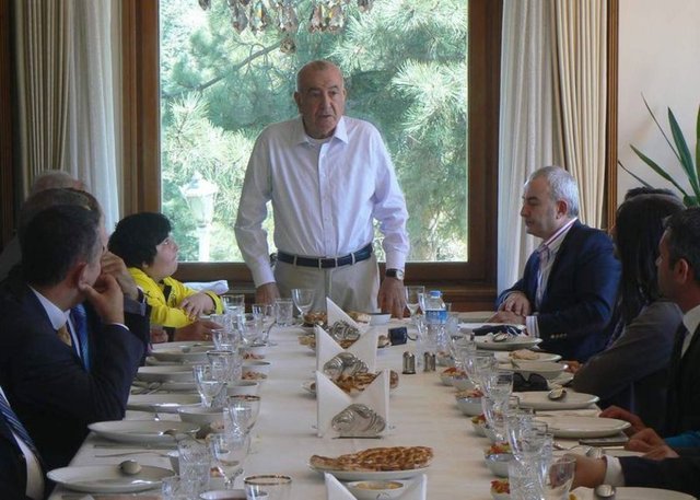 Ünlü işadamı Halis Toprak; Fransa'nın Nice şehrinde kalp rahatsızlığı nedeniyle hayatını kaybetti. 