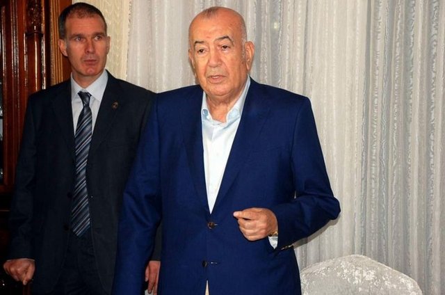 İş camiasında ''Halis Ağa'' olarak bilinen Halis Toprak 1938 yılında Diyarbakır'ın Lice ilçesinde dünyaya geldi. 