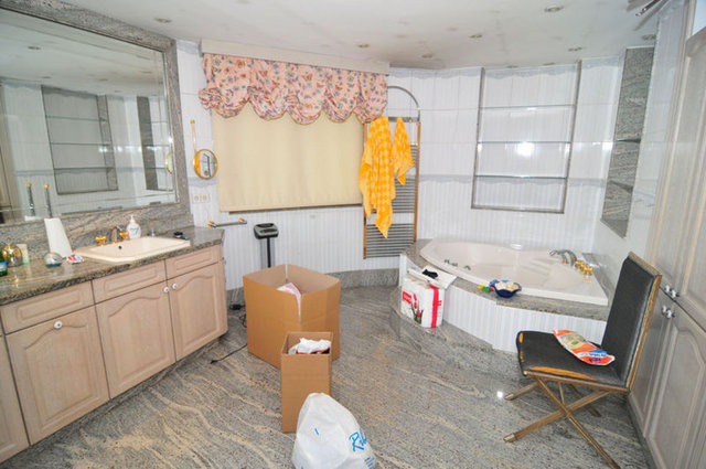 Halis Toprak, tahliye işlemini izlemek üzere köşk önünde bekleyen basın mensuplarına köşkün boş salonunda bir sandalyede oturarak açıklamalarda bulunmuştu. -  