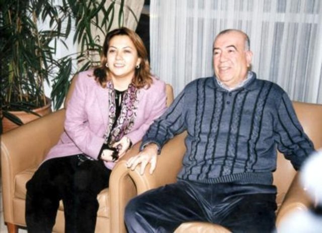 1999 yılında ikinci eşi Özlem Hanım'la evlendi. 10 yıl boyunca süren bu evlilikten çiftin Turgut adında bir oğlu dünyaya geldi. 