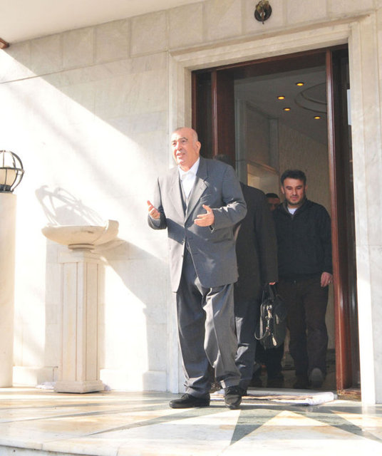 Tahliye ile birlikte köşkte çalışanların da ayrıldığını dile getiren Halis Toprak, açıklamasının ardından aracıyla köşkten ayrılmıştı. 