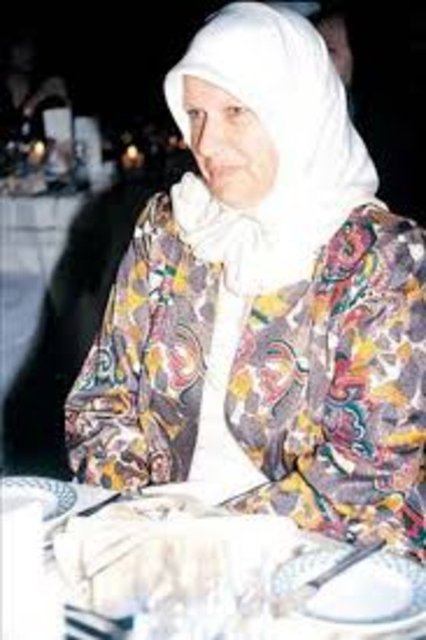 İlk eşi Ayşe Hanım'dan 10 tane çocuğu olan Halis Toprak bu evliliğini bitirirken bir rekora da imza atmıştı. 