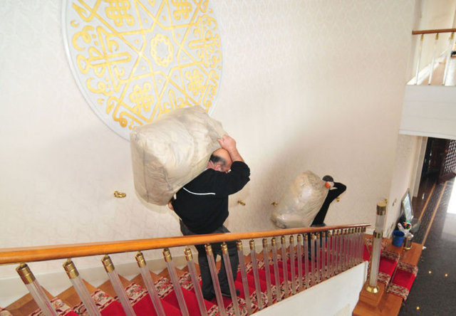 21 yıl boyunca oturduğu Aslanlı Köşk'ü boşaltması için TMSF'nin Halis Toprak'a verdiği 15 günlük sürenin dolması sonucu Toprak'ın eşyasının köşkün bahçesindeki 2 nakliye kamyonuna taşınması sırasında TMSF'nin avukatları da köşke gelmişti. -  