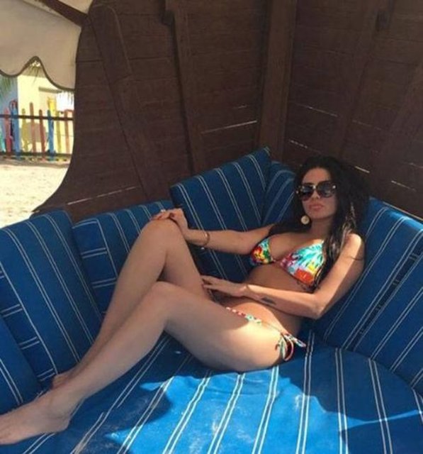 EBRU POLATYılbaşında Duabi'ye giden Ebru Polat tatiline devam ediyor. Güneşin tadını çıkaran ünlü şarkıcı renkli karelerini sosyal medyadan paylaştı