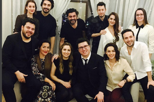 İbrahim Büyükak ve Nurdan Beşen nişanlandıBir süredir aşk yaşayan İbrahim Büyükak ve Nurdan Beşen, ilişkilerini nikâh masasına taşıyor. Evlilik kararı alan çift dün gece isteme merasiminde yüzük takarak evlilik yolunda ilk adımı attı. Eser Yenenler ve Oğuzhan Koçun da katıldığı törene Yağmur Tanrısevsin de geldi. Oyuncu İbrahim Büyükak, Instagram'da "Kızı aldık, dönüyoruz" notuyla bu fotoğrafı paylaştı.Büyükak'ı yakın arkadaşları bu özel gününde yalnız bırakmadı.