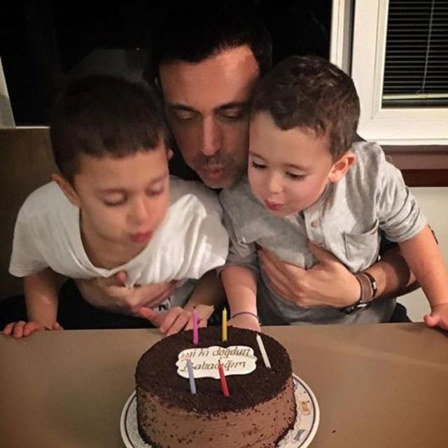 MUSTAFA SANDAL - Sevgili dostlar, arkadaşlar gün boyunca doğum günü mesajlarınızı aldım ve okudum. Öncelikle hepinize teşekkür ediyorum beni bu güzel günde çok mutlu ettiniz. Bu pastayı Emina, Yaman ve Yavuz eşliğinde hep birlikte üflüyoruz. İyi ki varsınız, sağolun...