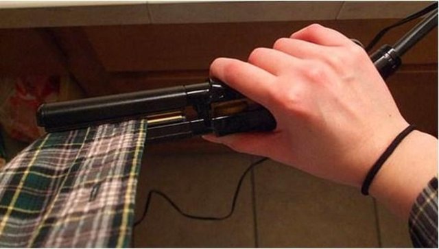 Saç düzleştiricisi kıyafetlerin en zor yerleri olan gömlek yakası ve kol kısımlarınıda dümdüz yapabilir.