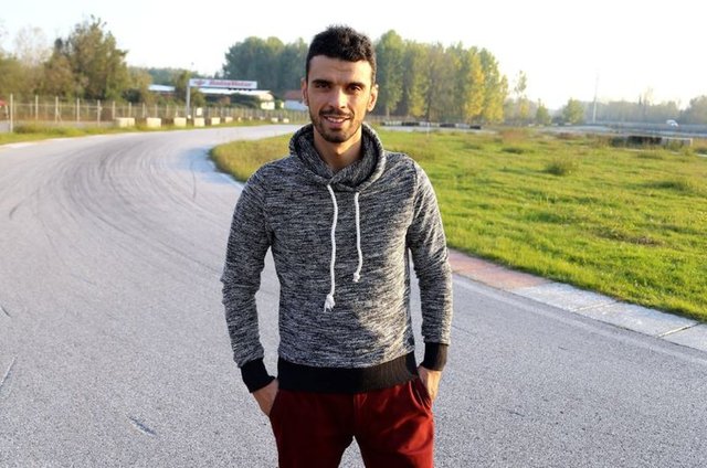 - Yalnız kenan sofuoğlu'nun o kadar sampiyonluk vs kazanmasından sonra ''motosikletci'' cevabı cok mütevazi değil mi olm ya.