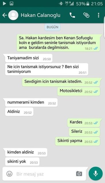Çalhanoğlu, Whatsapp'tan kendisine, "Köln'e geldim, seninle tanışmak istiyorum" diyen Sofuoğlu'na, "Sizi tanımıyorum, numaramı nereden aldınız?" diye yazdı. Sofuoğlu da bütün yazışmaları sosyal medyadan yayınladı ve sitem etti...