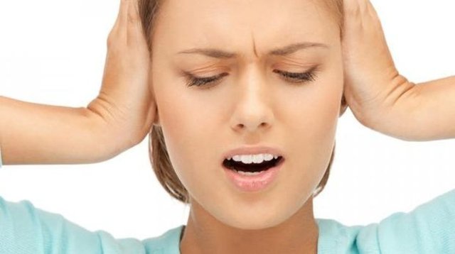 Yirmi Yaş Dişi ağrısı nasıl geçer? - Gömülü yirmi yaş dişleri çıkmaya çalıştığında üst çenede kulak bölgesi ve şakaklara alt çenede çene altına ve boyuna doğru ağrı verebilir. Bazen bu bölgelerdeki lenf bezlerinde de şişlik ve hassasiyet oluşturabilir.