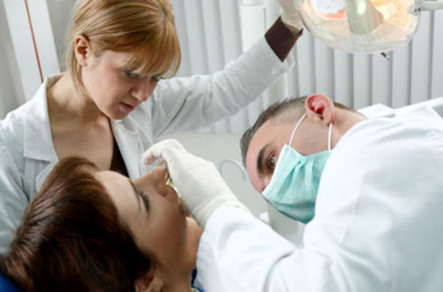 Bazen dişin içinde geliştiği keseden kaynaklı sürme kistleri oluşabilmektedir. Bu kistler fark edilmeden büyürse çene kemiğini zayıflatabilir. Ağrı oluşturmayan, tam gömülü olan dişler doktorunuz tarafından rutin kontrollerle takip edilip gerek olursa çekilebilir.