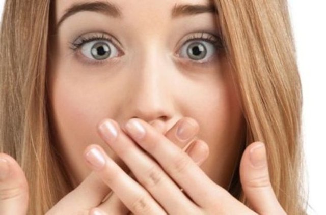 Yirmi Yaş Dişi nedir? - Çenelerde diş dizilerinin en sonundan süren 3. büyük azı dişleri, yirmili yaşlar civarında gelişimlerini tamamlayıp ağız içine çıktıklarından genellikle yirmi yaş dişi olarak bilinirler. Çenelerde yer darlığına, dişin çıktığı bölgenin kemik yoğunluğuna ve dişin kök anatomisine bağlı olarak bu dişler tamamen çıkabilir veya çene kemiğinde tamamen veya yarı gömük kalabilir.