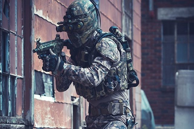 Gece dahil, 360 derece görüş yeteneği sağlayan kamera sisteminin bulunduğu tasarımın dış iskeleti, manyetik bir saldırı veya elektrik akımı uygulandığında milisaniye içinde sıvı halden katı hale geçebilen manyetoreolojik sıvıdan oluşuyor.