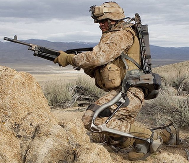 EVRENSEL İNSANLI YÜK TAŞIYICI SİSTEM (HULC)ABD'li askeri sanayi şirketi Lockheed Martin tarafından tasarlanan bu makine hidrolik sistem üzerine kurulmuş, insan biçimli bir dış iskelettir.