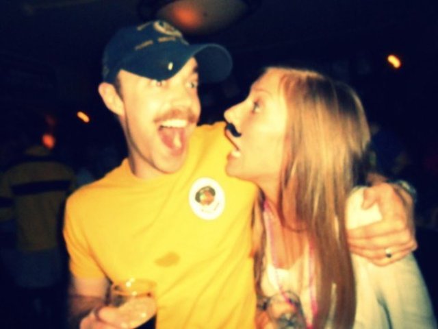 Tuhaf olsan bile onların gözüne tuhaf görünmezsin. -  