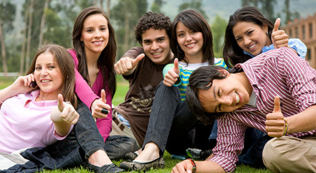 Gelmiş geçmiş en unutulmaz dostluklar lisede başlıyor. Neden mi? Çünkü insan yaşamının en deli dolu döneminde size katlanabilen, ve sizin katlanabildiğiniz insanlarla arkadaşlığınız sağlamlaşıyor. Şöyle bir geçmişe dönüldüğünde ise lise arkadaşlarından kalan anıların nasıl bir bir döküldüğünü göreceksiniz... - İşte lise arkadaşlarının her zaman en iyi arkadaş olduğunu gösteren 27 neden!  -  