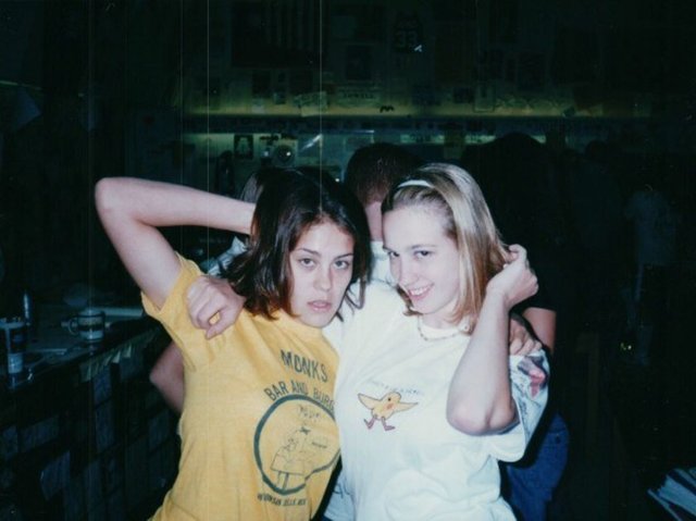 Başka arkadaşlarınız olsa bile en rahat hissettiğiniz yer lise arkadaşlarınızın yanı.  -  