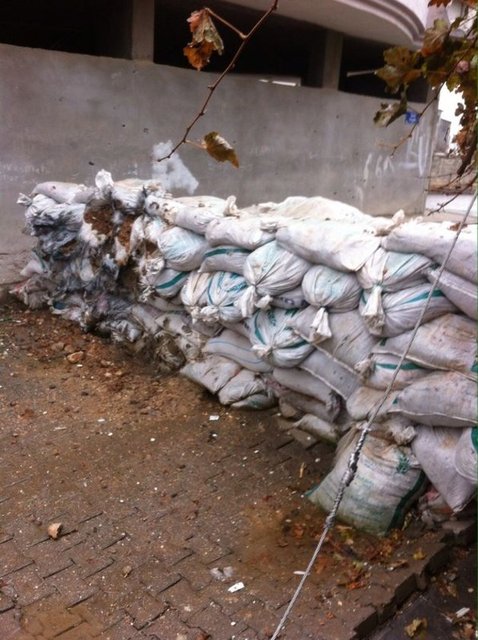 Arama ve tarama faaliyetlerinde ise teröristlerin kullandığı roketatar, bomba, sobanın içine yerleştirilmiş piknik tüpü ve patlayıcı düzeneği ile çok sayıda silah ve mühimmat ile multikopter ele geçirildi. -  