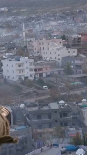 Şırnak'ın Cizre ilçesinde, bölücü terör örgütü PKK mensuplarınca sokaklara tuzaklanan patlayıcıların güvenlik güçlerince imha edilmesi ve bir teröristin vurulma anı güvenlik kameralarına yansıdı -  