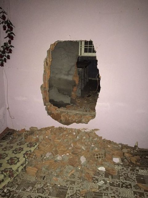 Şırnak'ın Cizre ilçesinde, bölücü terör örgütü PKK'ya yönelik operasyonlarda bir teröristin vurulma anı güvenlik kameralarınca kaydedildi. -  