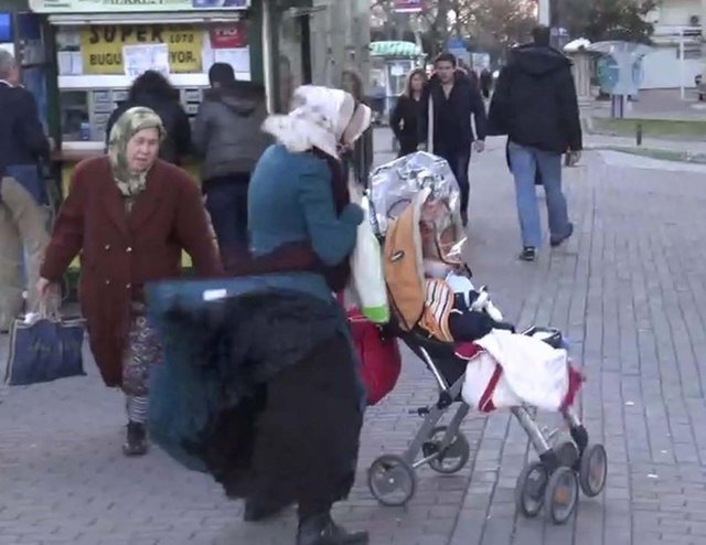 İstanbul'da deniz ulaşımını engelleyen lodos nedeniyle denizde dev dalgalar oluşurken, Şehir Hatları, İDO ve BUDO'nun bazı seferleri iptal edildi.