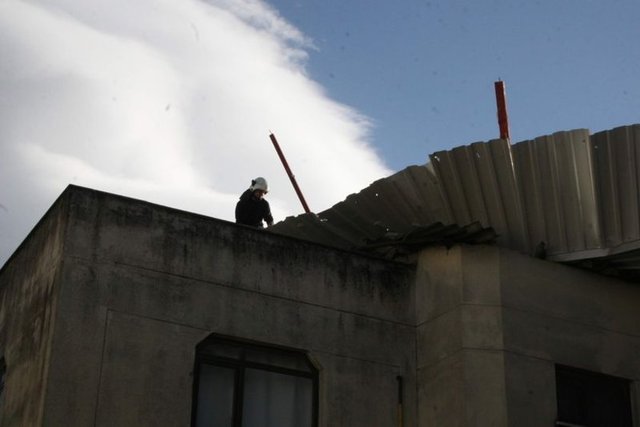 Bursa'da şiddetli lodos çatıları uçurdu.