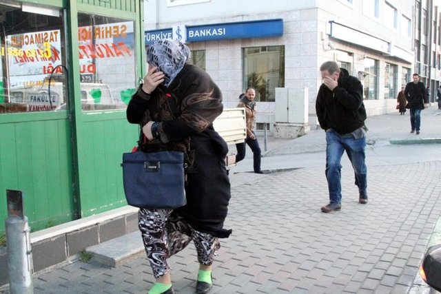 Meteoroloji Genel Müdürlüğü'nden dün yapılan açıklamada, "Güney yönlerden rüzgarların bu gece saatlerinde kuzey iç ve batı kesimlerde kuvvetli (30-50 km/saat), Marmara'nın batısında yer yer fırtına, 