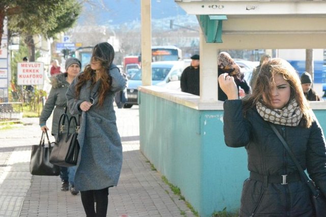Pek çok vatandaş sabah saatlerinde mesaiye yetişmek için zor anlar yaşadı. İGDAŞ ise vatandaşları olası baca gazı zehirlenmelerine karşı uyardı.