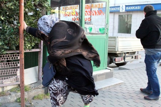 Perşembe Marmara, Ege, Karadeniz İç Anadolu ile Akdeniz bölgesinde kuvvetli ve yer yer fırtına şeklinde (50-80 km/saat yer yer 90 km/saat) esmesi bekleniyor. 