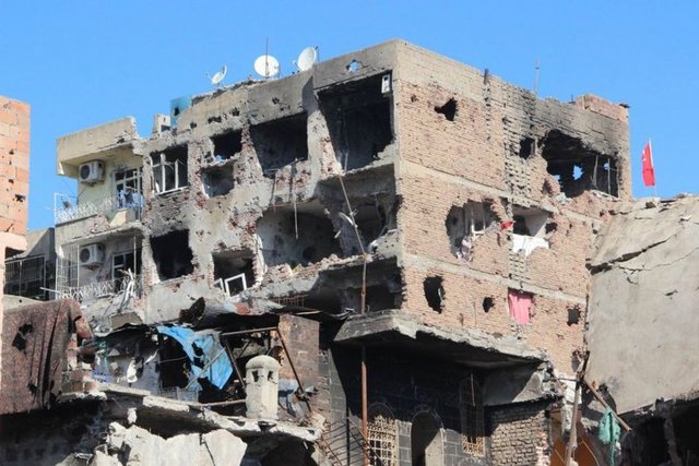 İlçede, daha önce var olduğu ileri sürülen sivillerin tahliye edilmesi ve teröristlerin teslim olması için koridor açan güvenlik güçleri, bugün sabah saatlerinde ise bir kez daha anons yaptı.