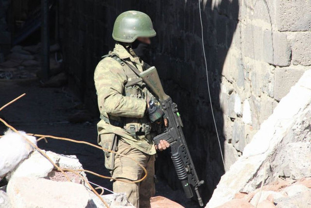 Diyarbakır'ın Sur ilçesindeki sokağa çıkma yasağı sürerken, güvenlik güçleri bir kez daha ilçedeki teröristlere teslim olmaları, var olduğu ileri sürülen sivillere de dışarı çıkmaları yönünde anons yaptı. 