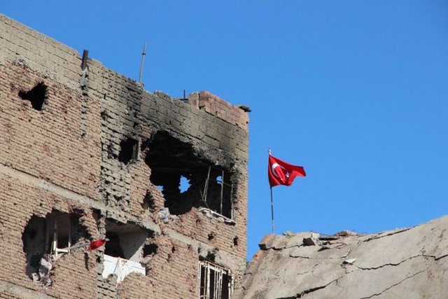 Terör örgütü PKK'ya yönelik gerçekleştirilen operasyonlar nedeniyle Sur ilçesinde ilan edilen sokağa çıkma yasağı 91'inci gününde devam ediyor. 