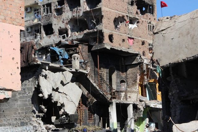Operasyonların sürdüğü ilçede, zaman zaman güvenlik güçleri ile teröristler arasında şiddetli çatışmalar yaşanırken, yer yer patlama sesleri de duyuluyor.