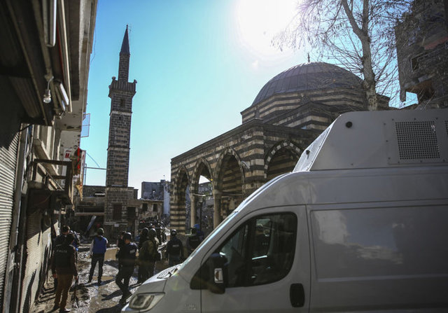 Öte yandan, ilçedeki çatışmalara paralel olarak, tahribatın da arttığı görüldü. Hem tuzaklı bombaların infilak etmesi, hem top mermileri hem de çatışmalar yüzünden ilçedeki yasaklı bölgenin tamamı harabeye döndü. (İHA)