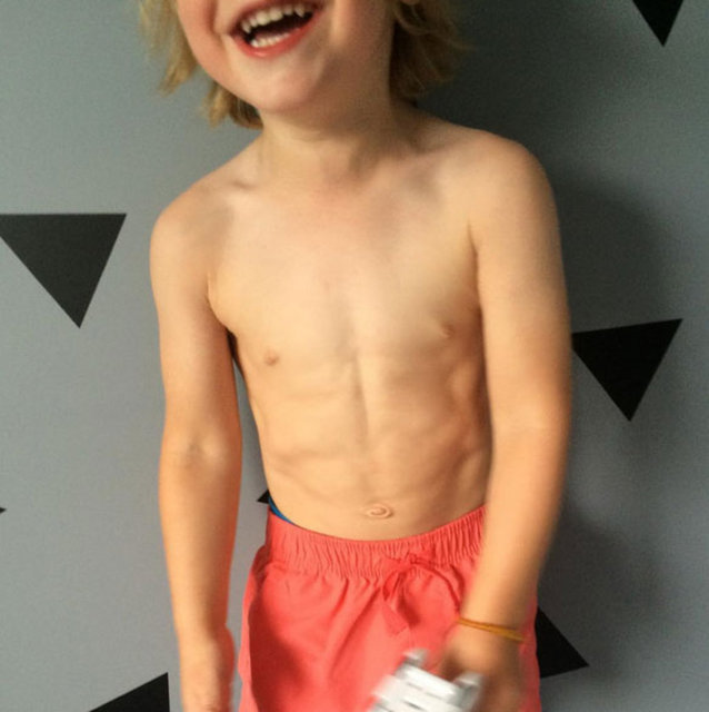 2 yaşından beri her gün 4 kilometre koşan, mekik çeken ve trambolinde saatlerce zıplayan Dash'in şimdiden 'pack' denilen karın kasları oluştu.