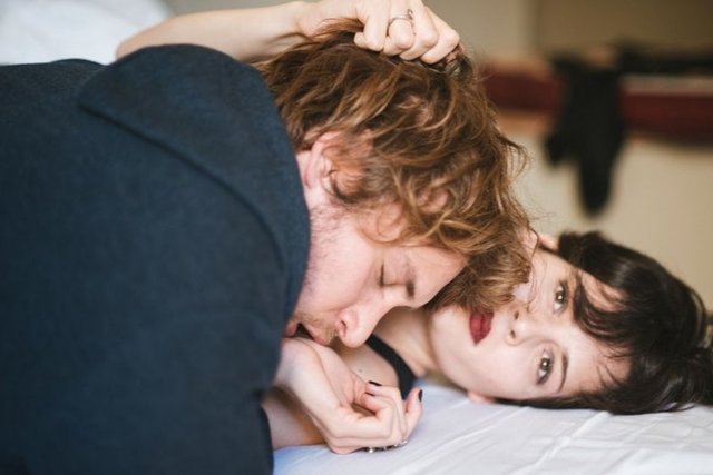 Güzel oyuncu, kendisine Mustafa Sürmen'in eşlik ettiği 'Yarım Kalan Aşk' konseptli çekimlerde birbirinden çarpıcı pozlar verdi.