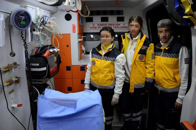 Acil sağlık hizmeti çalışanları, operasyonlarda terör örgütü mensupları tarafından el yapımı patlayıcı, roketatar ve uzun namlulu silahlarla gerçekleştirilen saldırılar sonucu yaralanan vatandaşlar, askerler ve polislerin hayatını kurtarmak için zor koşullarda çalışıyor.