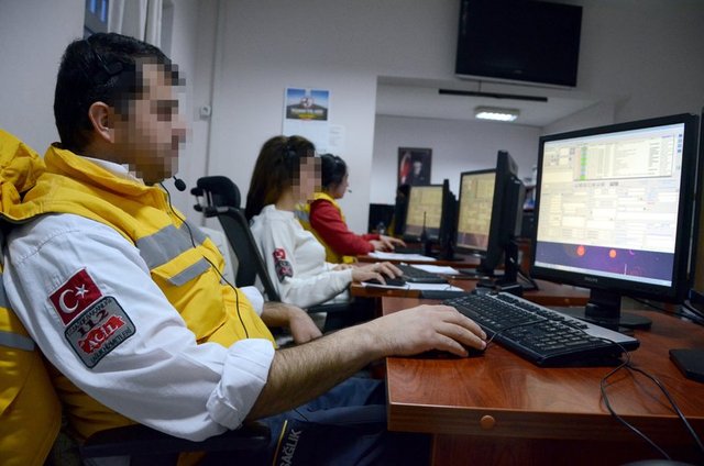 Diyarbakır'ın Sur ilçesinde, terör örgütü PKK'ya yönelik operasyonun sürdüğü kritik noktalarda nöbet tutan 112 Acil Servis çalışanları, gece gündüz demeden canları pahasına görev yapıyor.