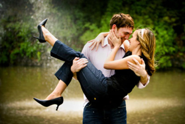 Futbol daha çok erkeklerin ilgisini çeken, ülkemizde en fazla izlenen, haber ve magazini yapılan, pazartesilerinin iyi ya da kötü başlamasına neden olan bir spor dalı. Yazılarımı daha çok kadınlar okuduğu, ancak; konu en az onlar kadar erkekleri de ilgilendirdiği için futbolla paralel olarak anlatmayı seçiyorum.