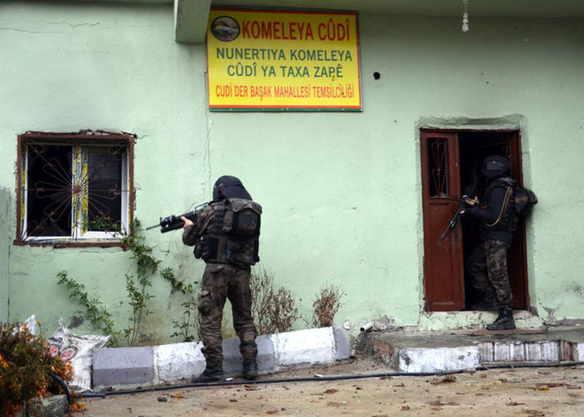 Aynı mahallede kültür ve sanat faaliyetleri adı altında açılan Cudi Derneği (Cudi-Der) temsilciliğinde yapılan aramada, çok sayıda el yapımı patlayıcı, gaz maskesi, mühimmat, patlayıcı yapımında kullanılan malzeme ile örgütsel doküman bulundu. -  