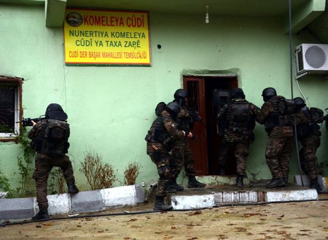 Başak Mahallesindeki meydanı teröristlerden temizleyen ve binalarda tek tek arama yapan güvenlik güçleri, tuzaklanan patlayıcıları imha ediyor. -  