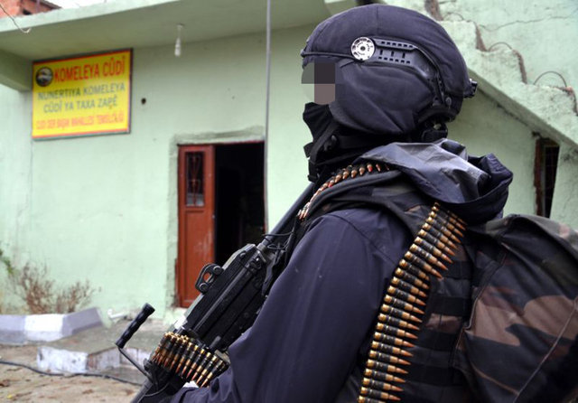 Duvardaki ders programında ise "özel savaş", "öz savunma", "alan tartışmaları", "demokratik ulusun boyutları" ve "mücadele tarihi" dersleri verildiği görülüyor. -  